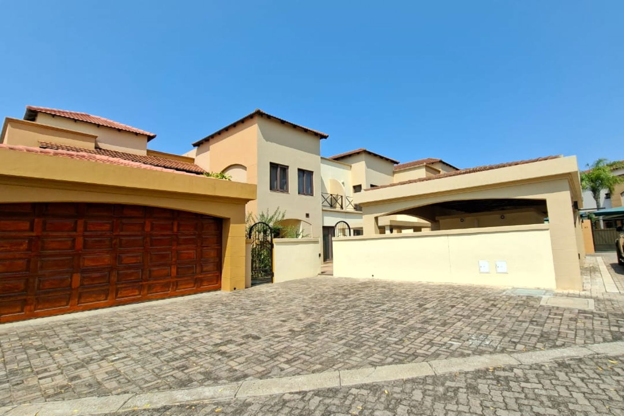 Multi-storey house for sale in Maputo , Mozambique - 3MQ1734196