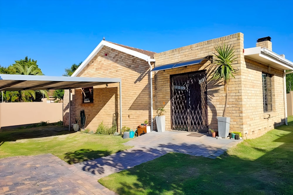 Townhouse to rent in Summerstrand - 1PLZ1616905