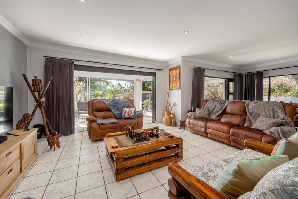 Double-storey house for sale in Uvongo - 1PSH1732444 Double-storey house for sale in Uvongo - 1PSH1732444