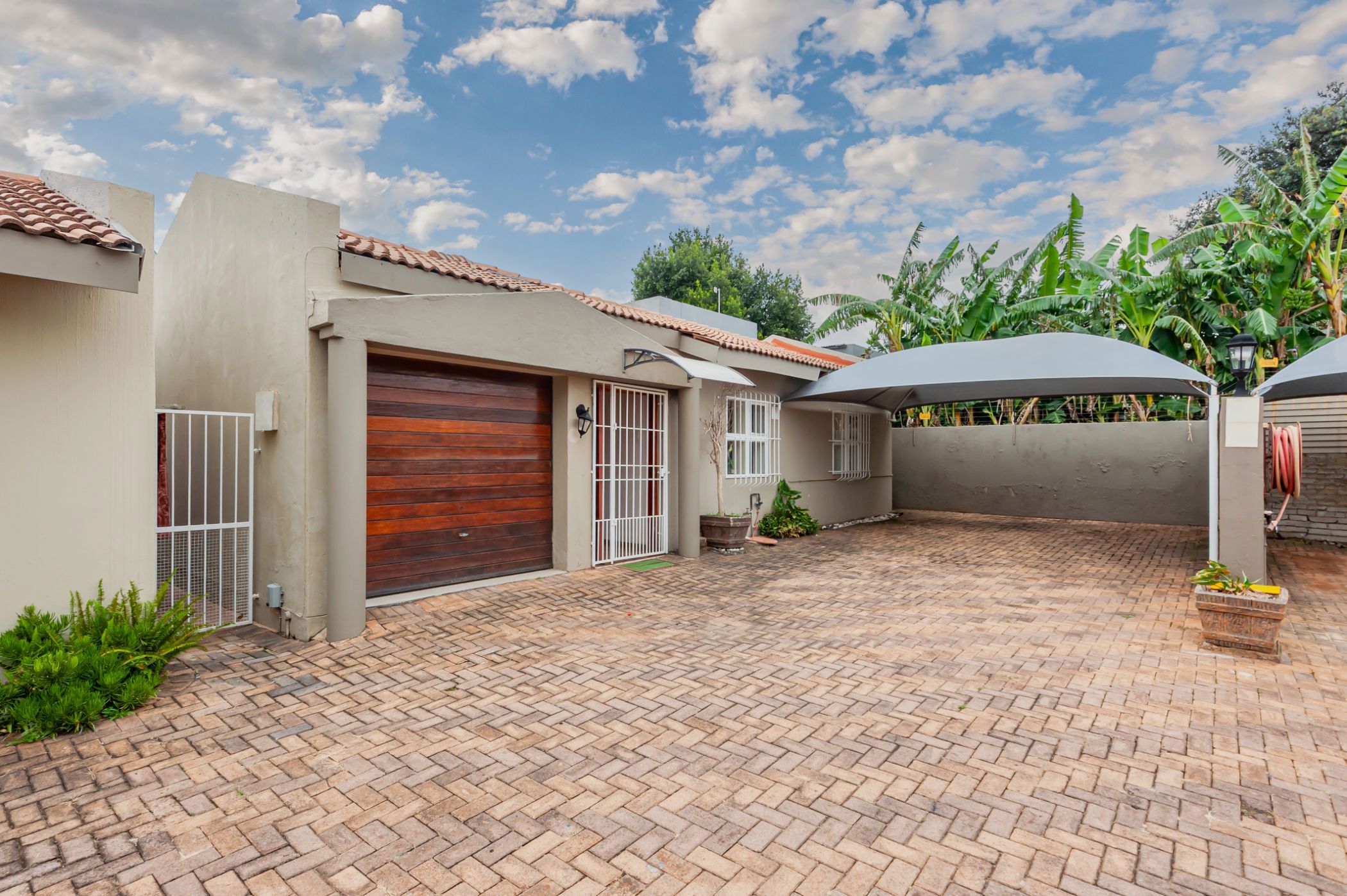 Townhouse for sale in Linden - HP1732086