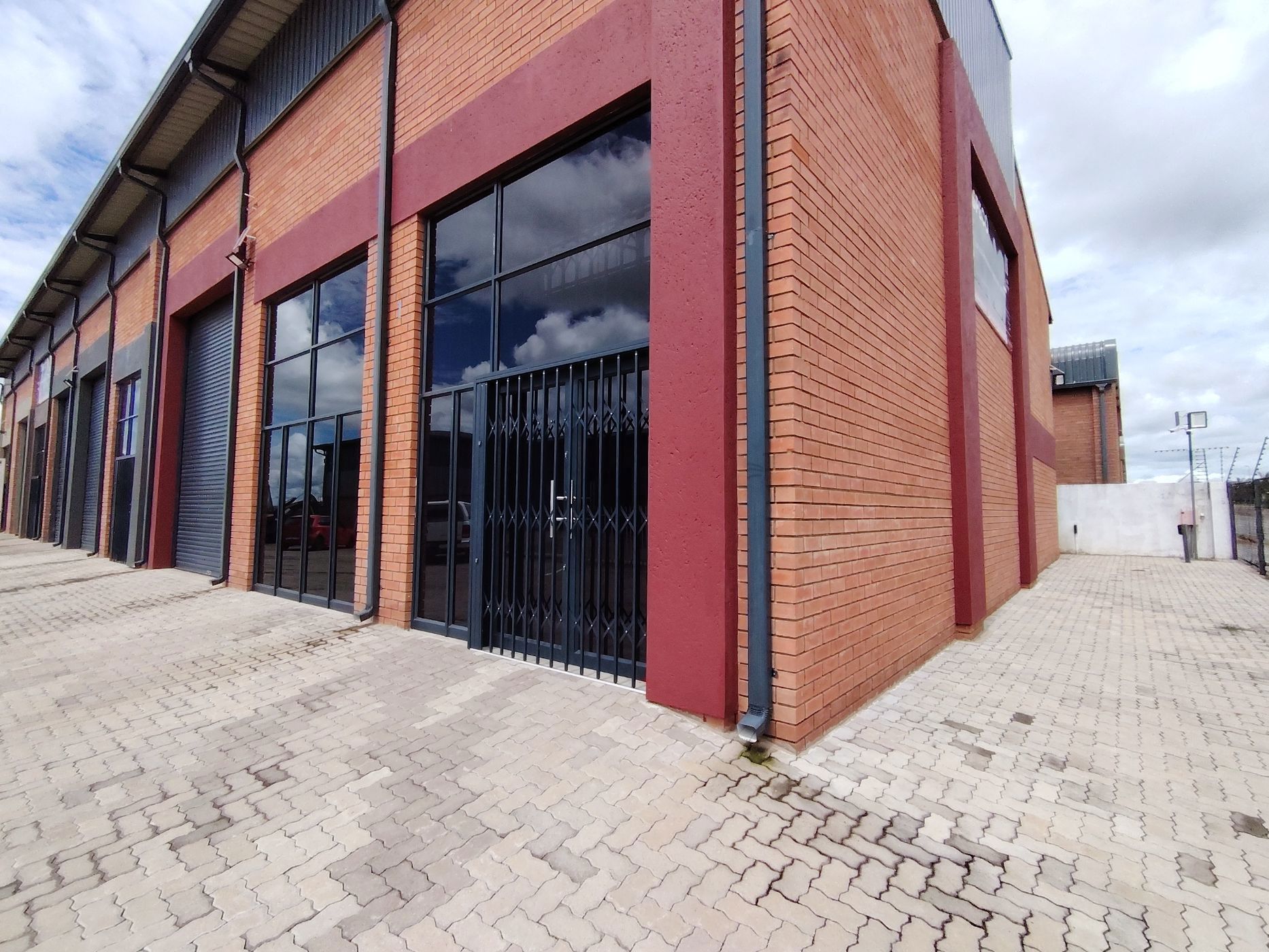 Commercial industrial property to rent in Magna Via - 1PS1732549