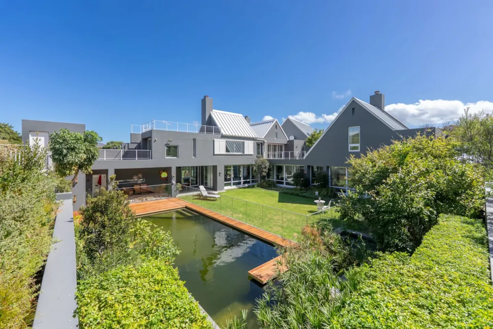 Double-storey house to rent in Noordhoek, Cape Town - FHL1732121 Double-storey house to rent in Noordhoek, Cape Town - FHL1732121