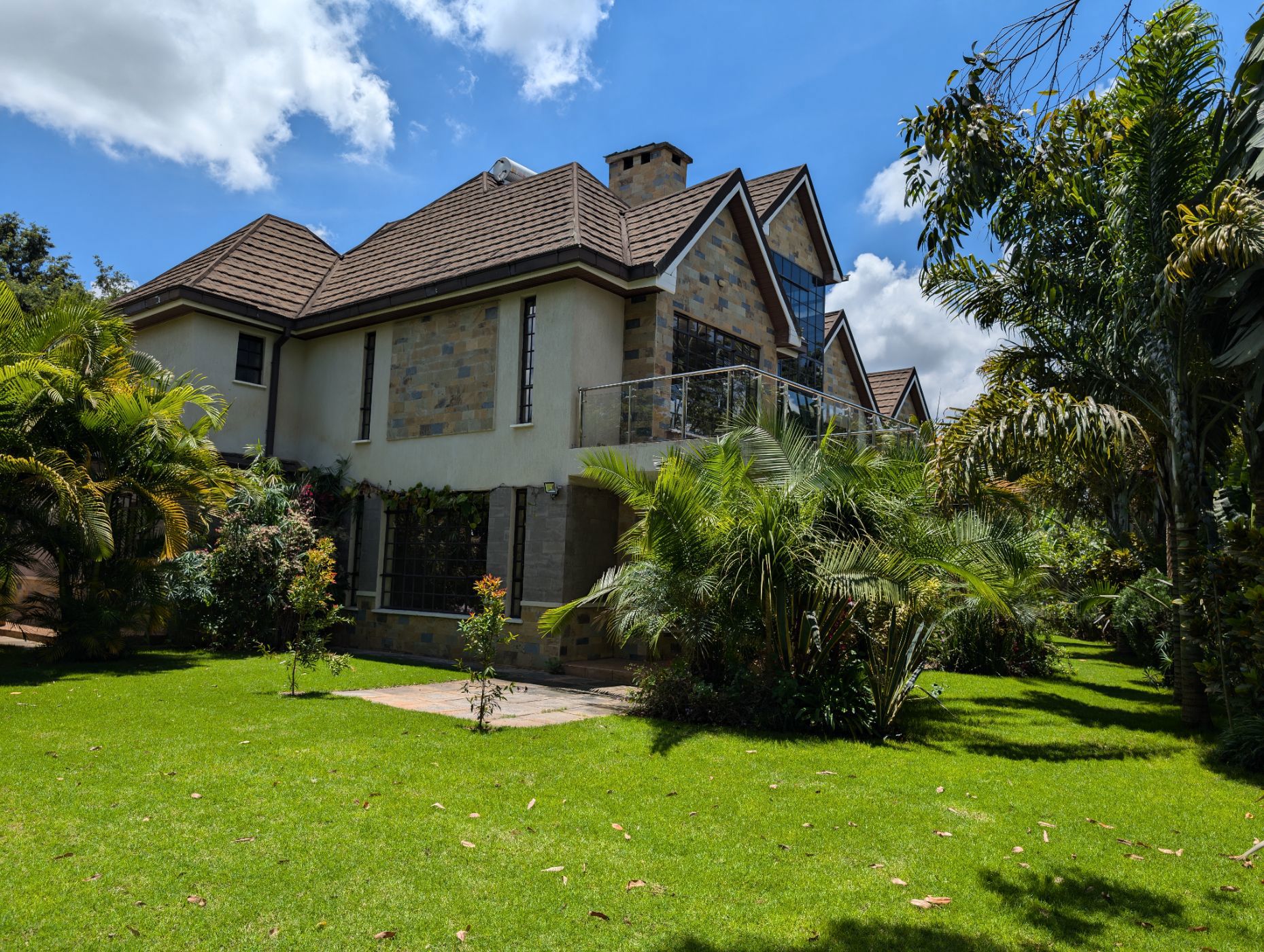 Double-storey house to rent in Runda , Kenya - 3KE1732196