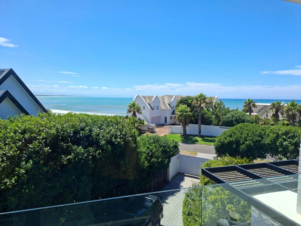 Beachfront villa to rent in Village - 1SA1733840