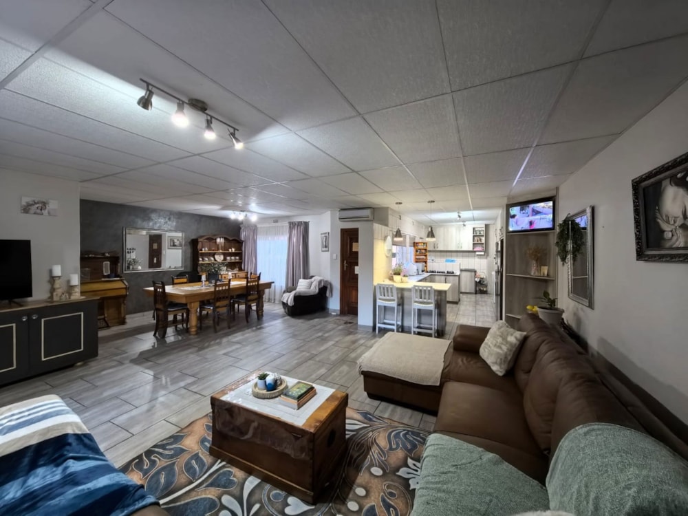 House for sale in Rhodesdene - 1KJ1733487