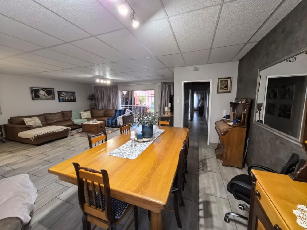 House for sale in Rhodesdene - 1KJ1733487