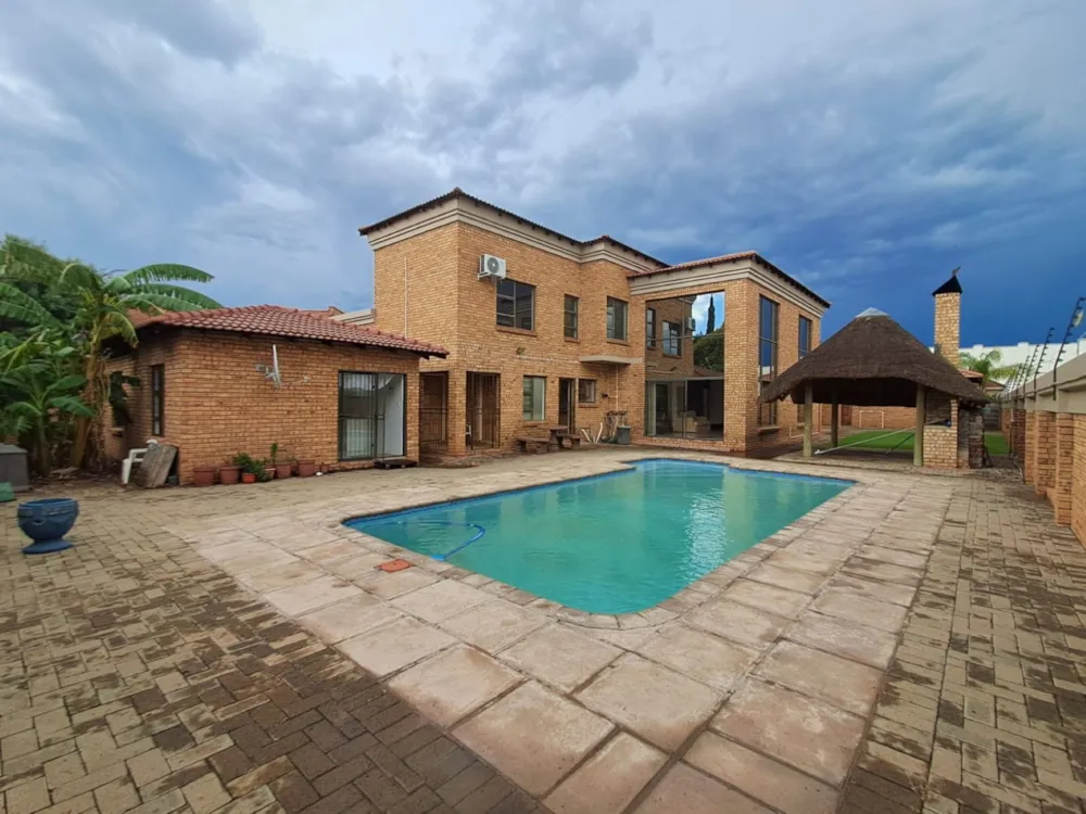 Double-storey house for sale in Roylglen - 1KJ1733823 Double-storey house for sale in Roylglen - 1KJ1733823