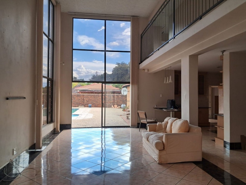 Double-storey house for sale in Roylglen - 1KJ1733823