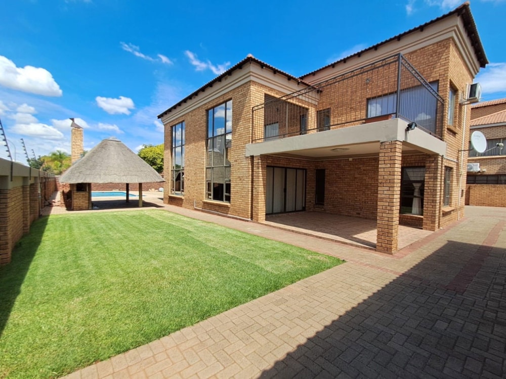 Double-storey house for sale in Roylglen - 1KJ1733823