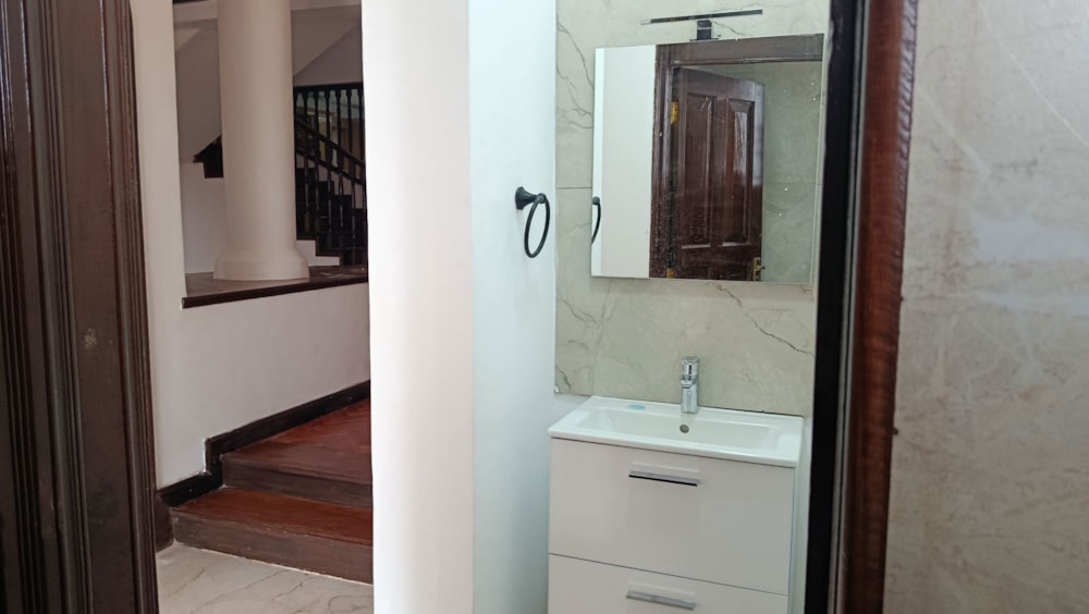 Double-storey house to rent in Runda , Kenya - 3KE1734656