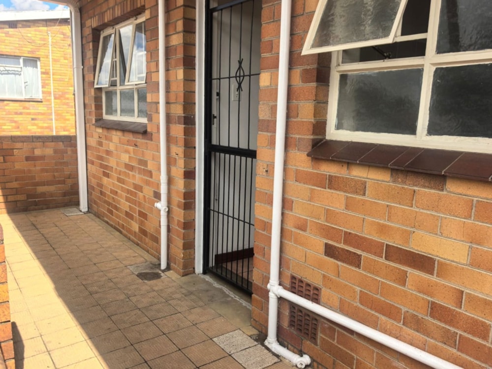 Bachelor apartment to rent in Selection Park - 1SP1734819