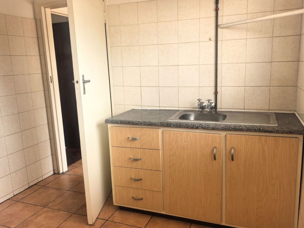 Bachelor apartment to rent in Selection Park - 1SP1734819