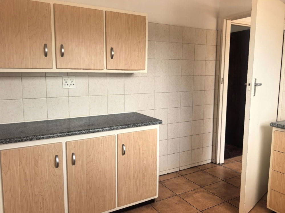 Bachelor apartment to rent in Selection Park - 1SP1734819