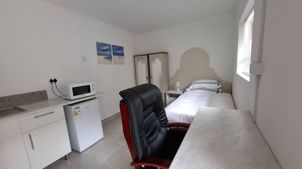 Bachelor apartment to rent in Royal Alfred Marina - 1PF1734673