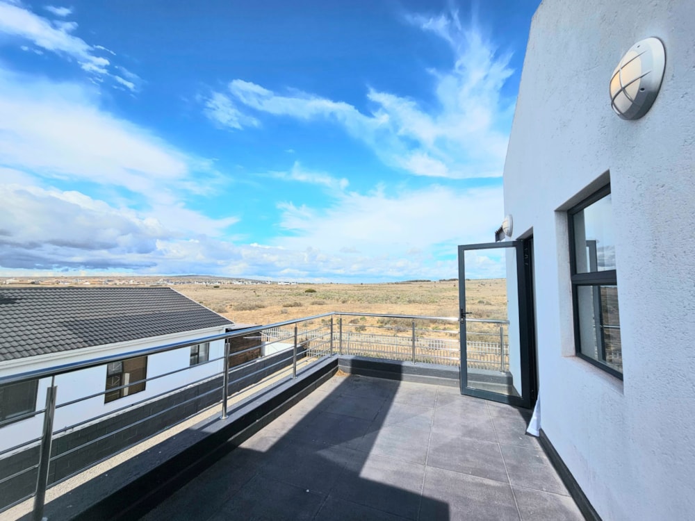 Double-storey house for sale in Country Club - LA1733103