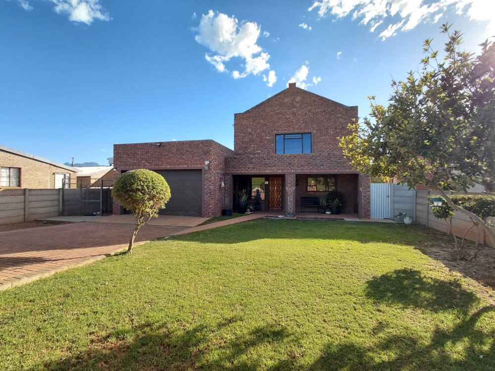 Double-storey house for sale in Heidelberg, Garden Route - 1SR1734809 Double-storey house for sale in Heidelberg, Garden Route - 1SR1734809