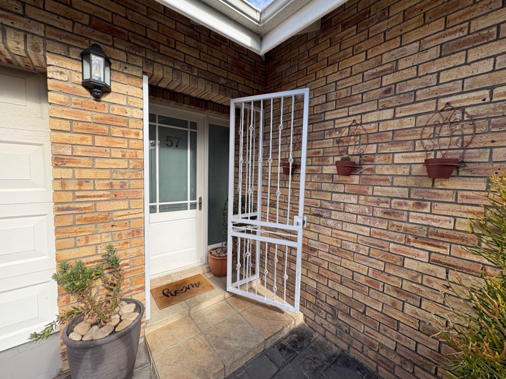 Security complex home to rent in Weybridge Park - 1PLZ1736125