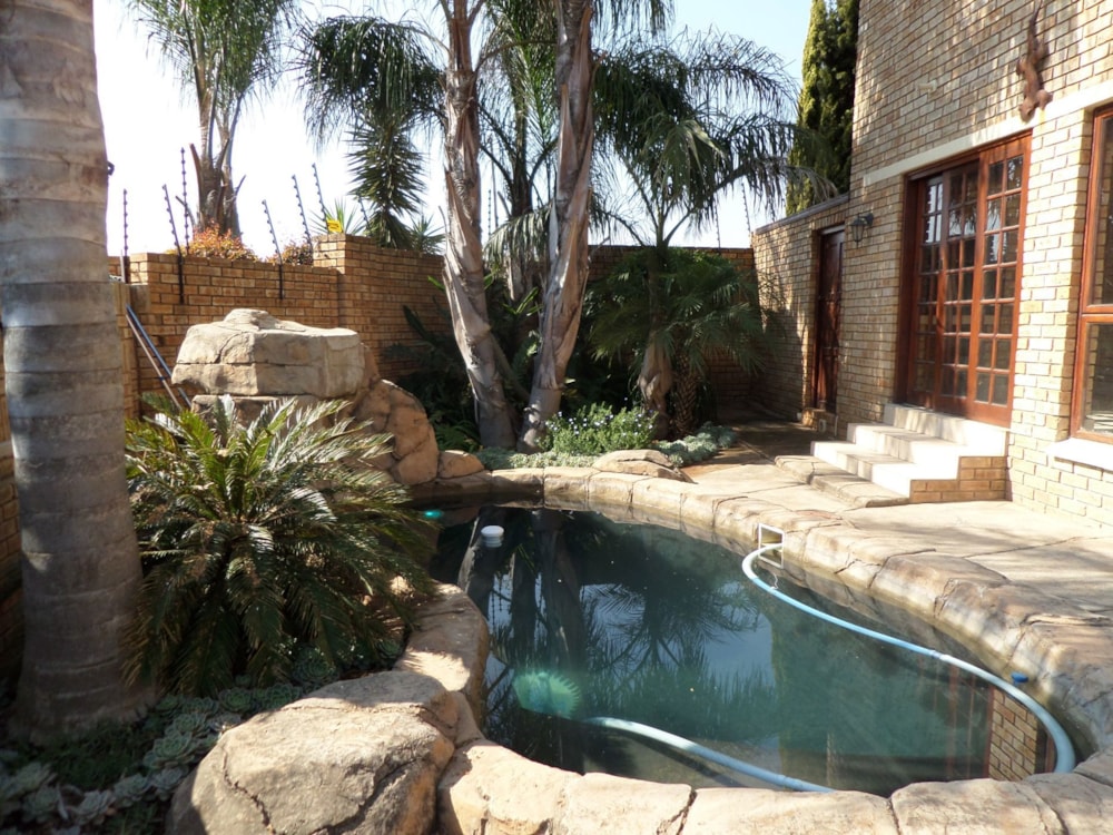 Townhouse for sale in Ruimsig - RAN1734876