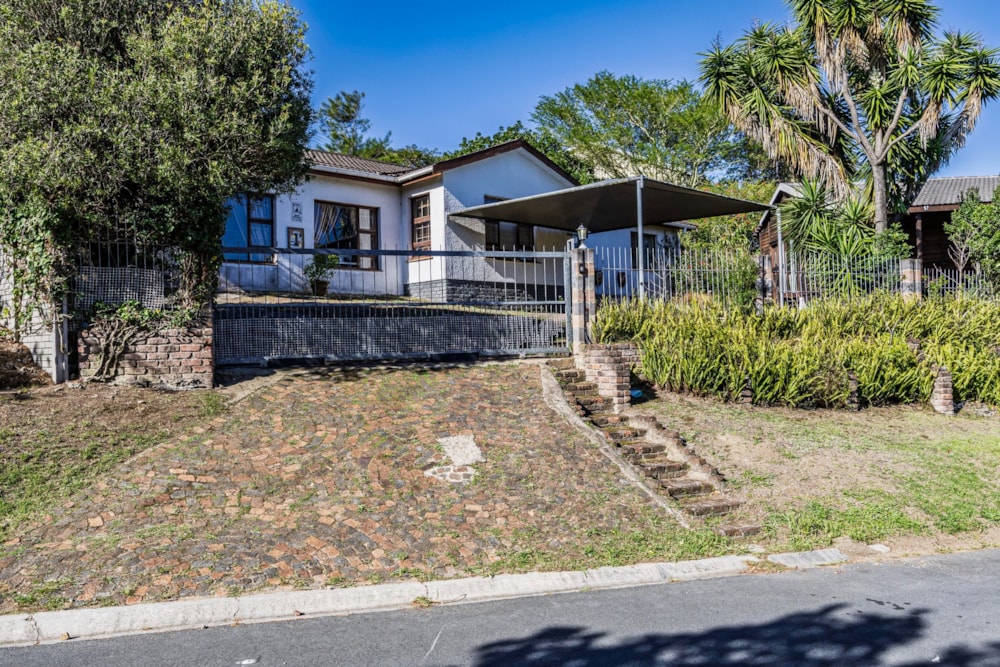 House for sale in Beacon Bay - 1EZ1732374