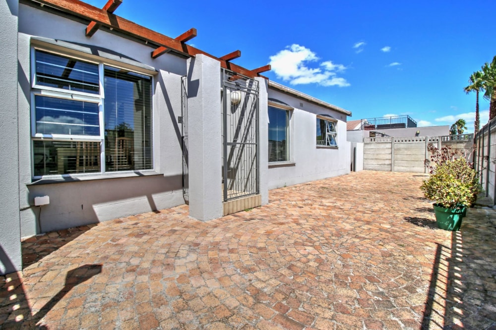 House for sale in Bothasig - 1PLA1732745