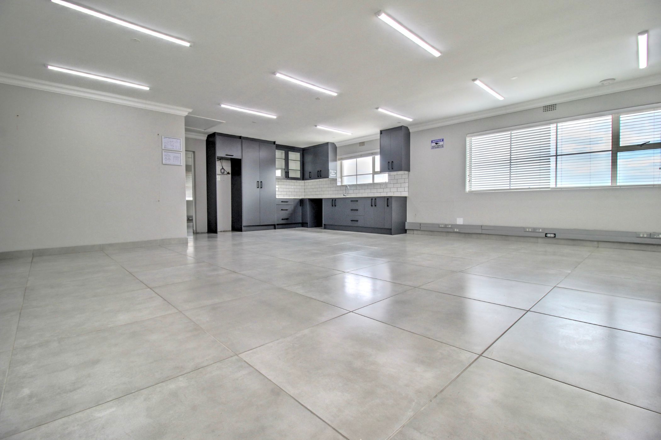 Commercial business to rent in Bothasig - 1PLA1733250