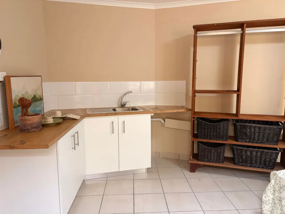Bachelor apartment let in Hermanus Heights - ONL1734954