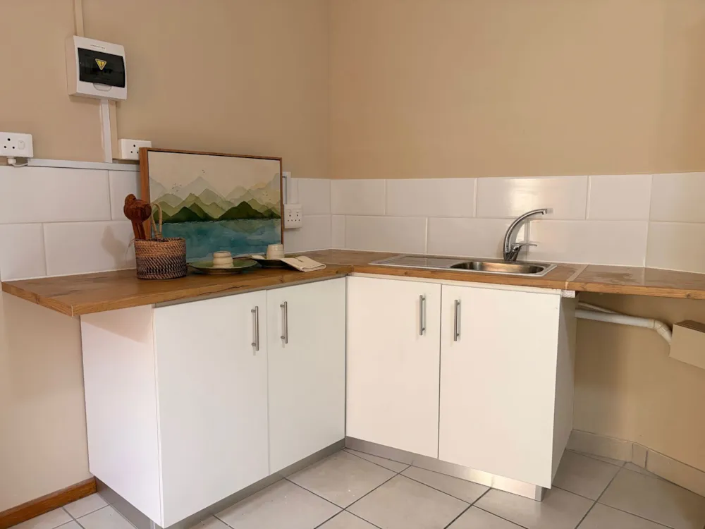 Bachelor apartment let in Hermanus Heights - ONL1734954