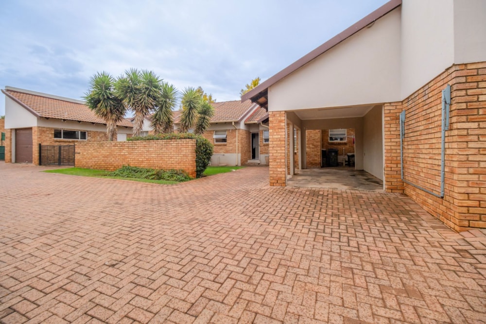 Apartment for sale in Witpoortjie - RAN1736657