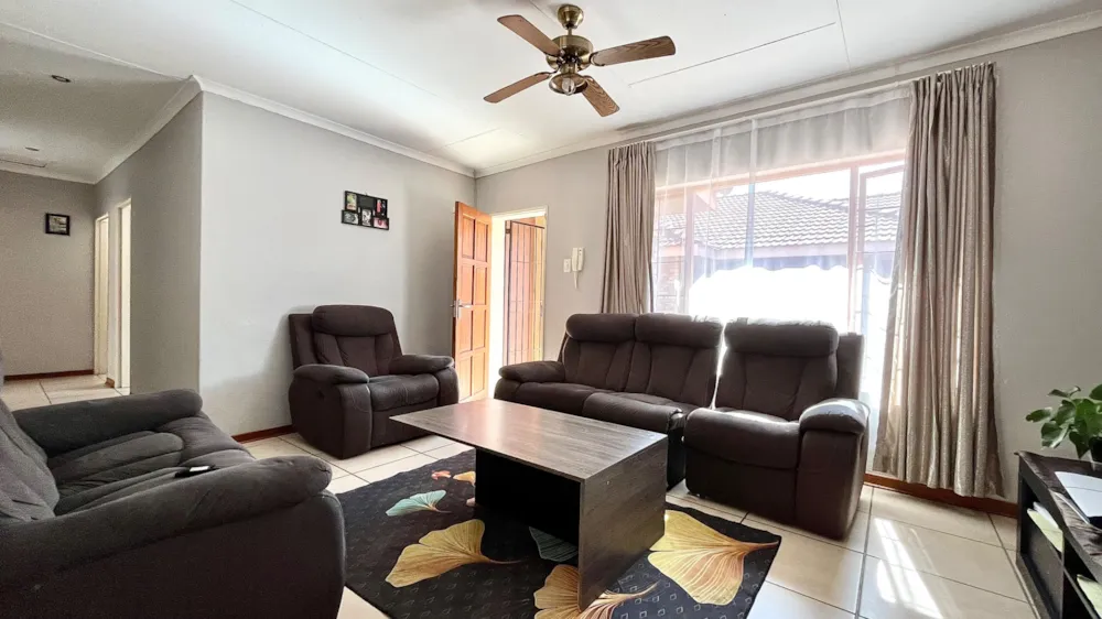 Townhouse for sale in Bendor Park - 1PS1736354 Townhouse for sale in Bendor Park - 1PS1736354