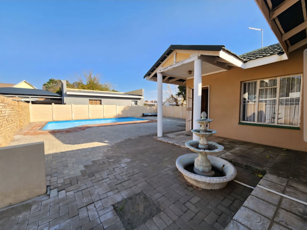 House for sale in Rhodesdene - 1KJ1737732