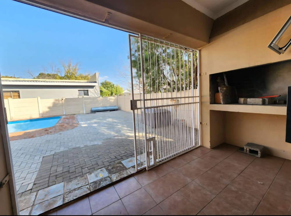 House for sale in Rhodesdene - 1KJ1737732