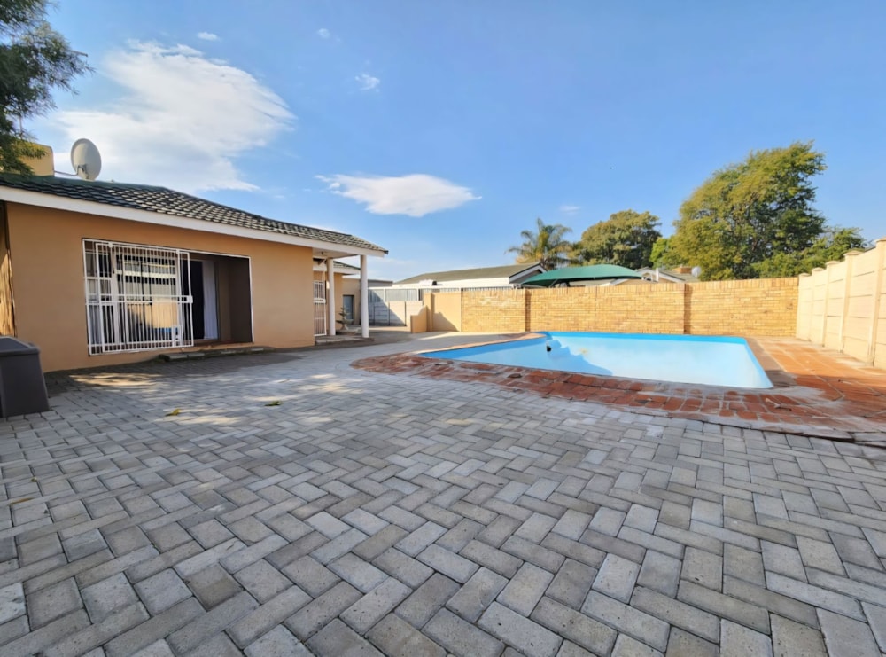 House for sale in Rhodesdene - 1KJ1737732