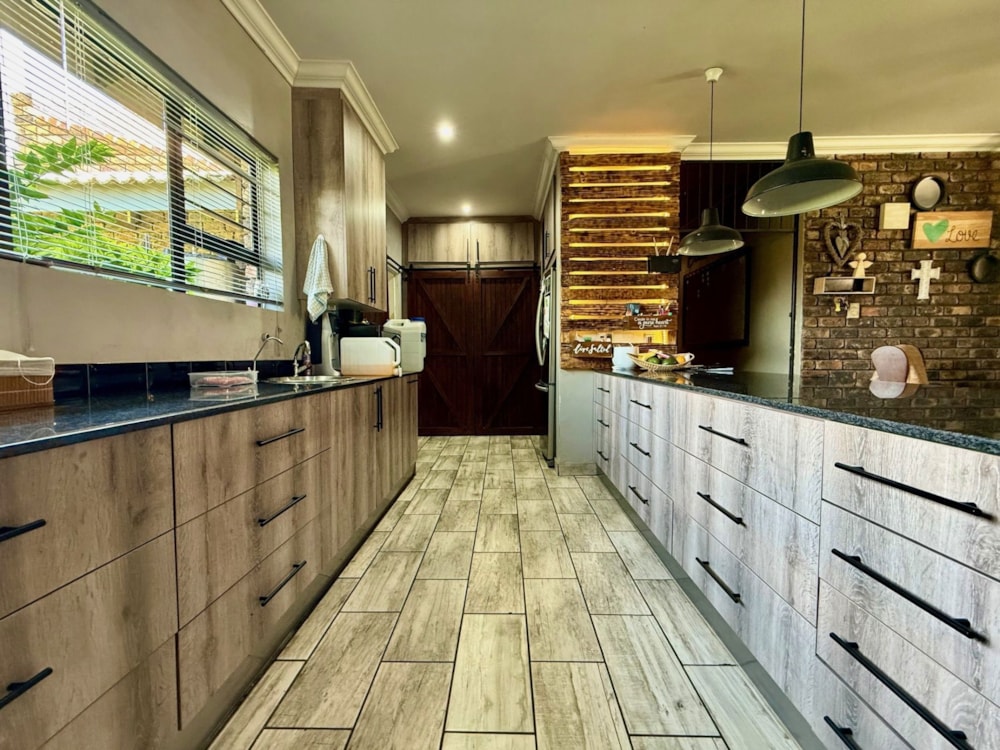 House for sale in Nederland Park - 1EM1736318