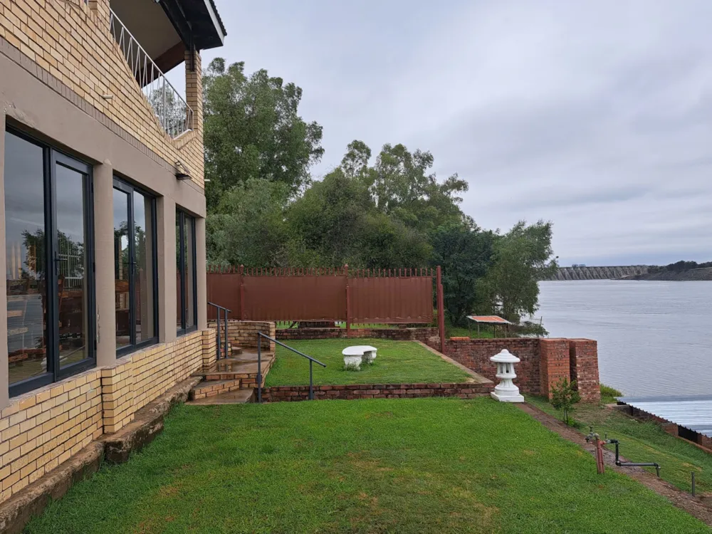 Double-storey house for sale in Bloemhof, North West Province - 1KJ1737978
