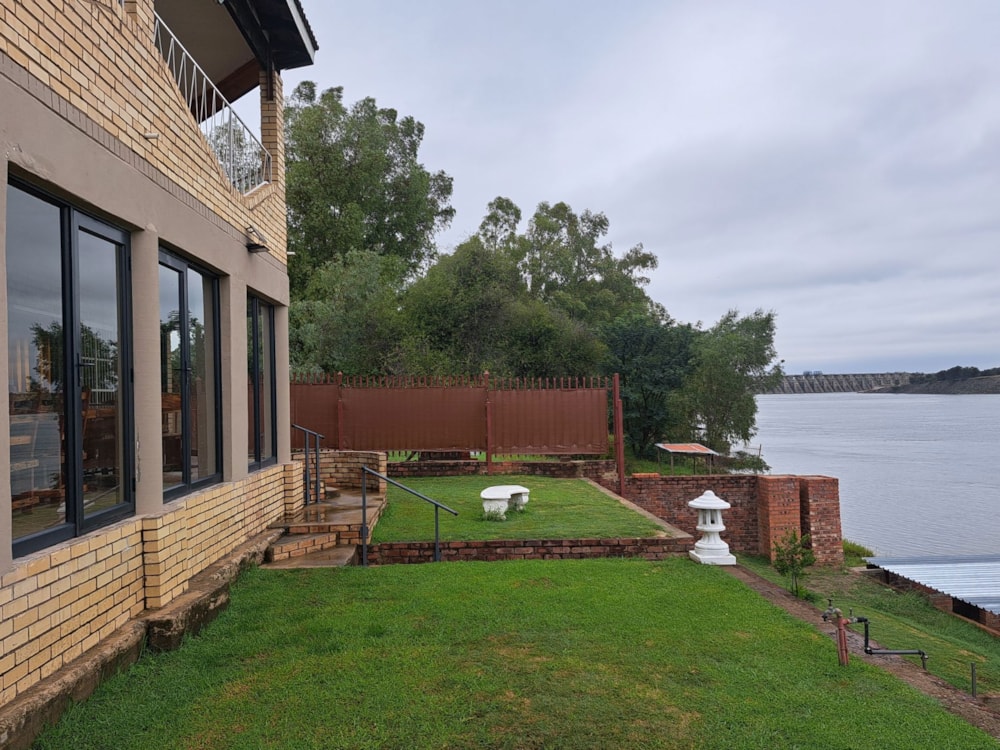 Double-storey house for sale in Bloemhof, North West Province - 1KJ1737978