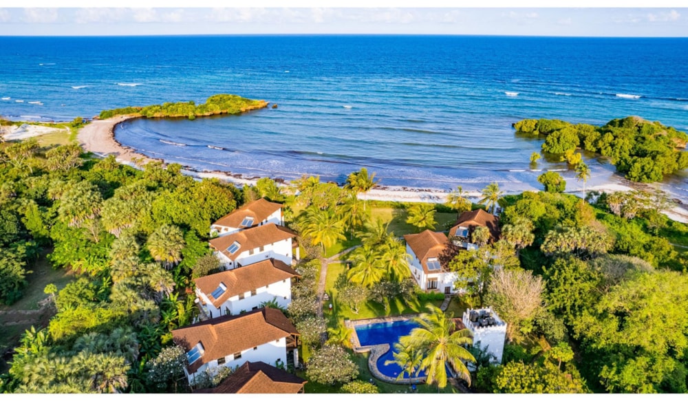 Beachfront villa for sale in Msambweni, Kenya - 3KE1695778