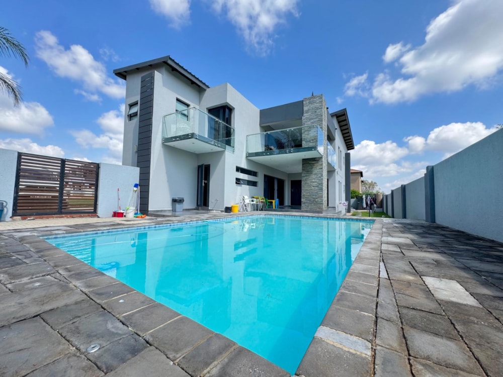 Double-storey house for sale in Bendor - 1PS1737393