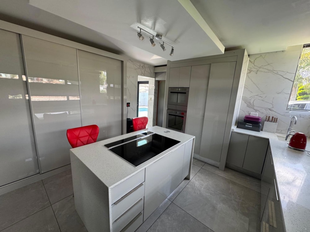 Double-storey house for sale in Bendor - 1PS1737393