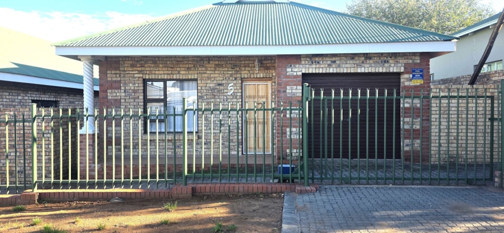 Townhouse for sale in Cradock - 1KK1735718