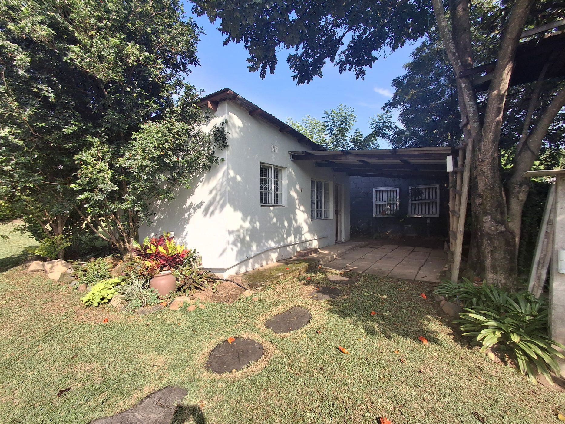 Bachelor apartment to rent in Mbombela Central (Nelspruit Central) - 1NS1735964