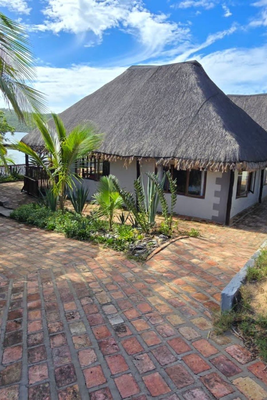 Lakefront villa for sale in Inharrime, Mozambique - 3MQ1736009
