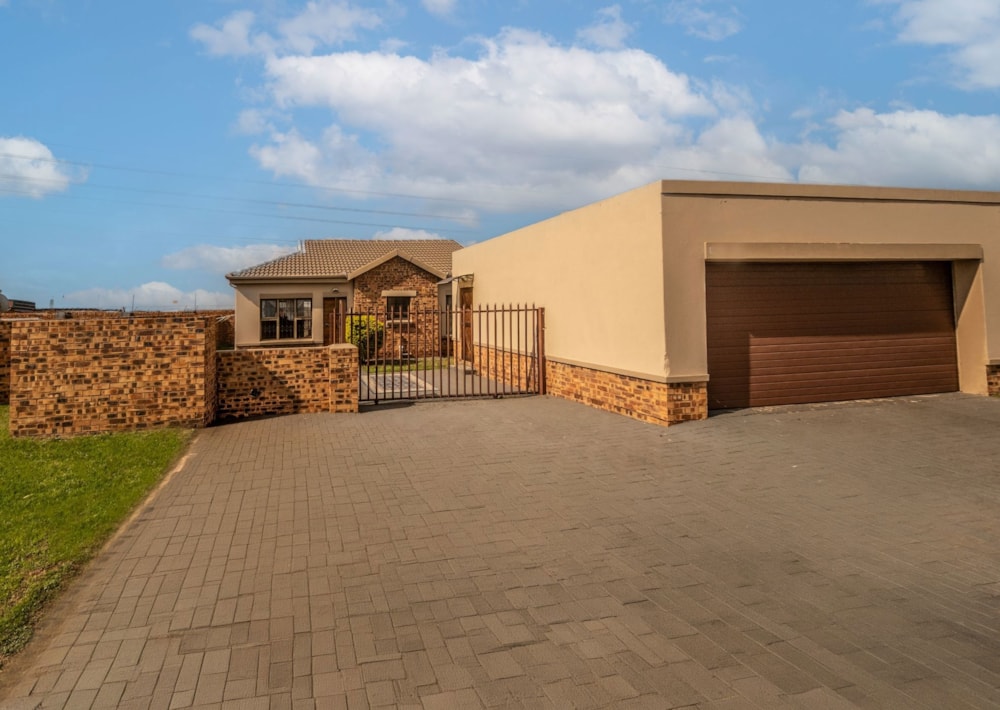 Townhouse for sale in Witbank Central (eMalahleni Central)  - 1WD1736087