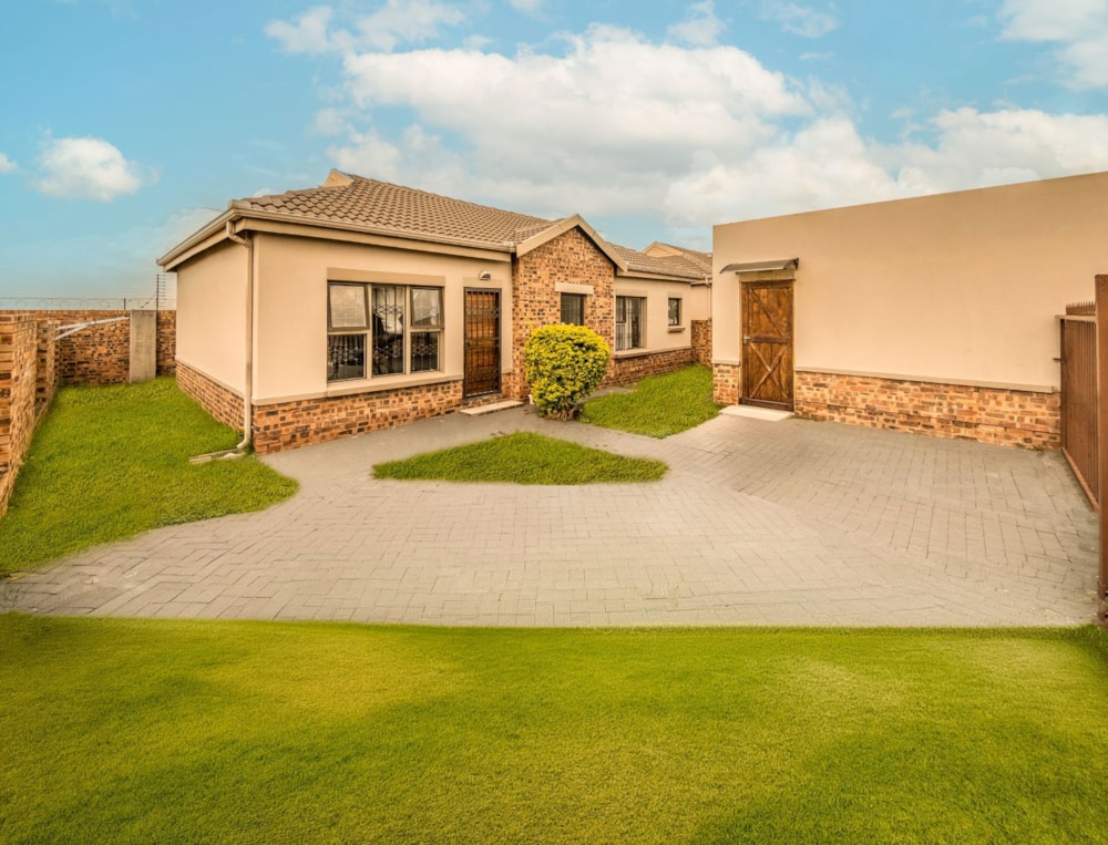 Townhouse for sale in Witbank Central (eMalahleni Central)  - 1WD1736087