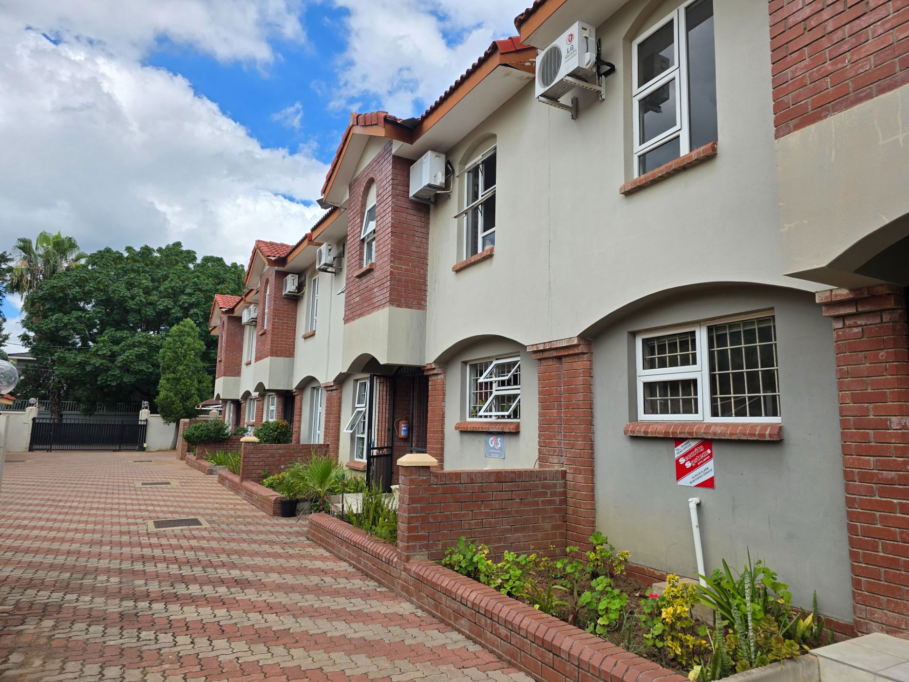 Townhouse to rent in Extension 9, Botswana - 3BO1736262