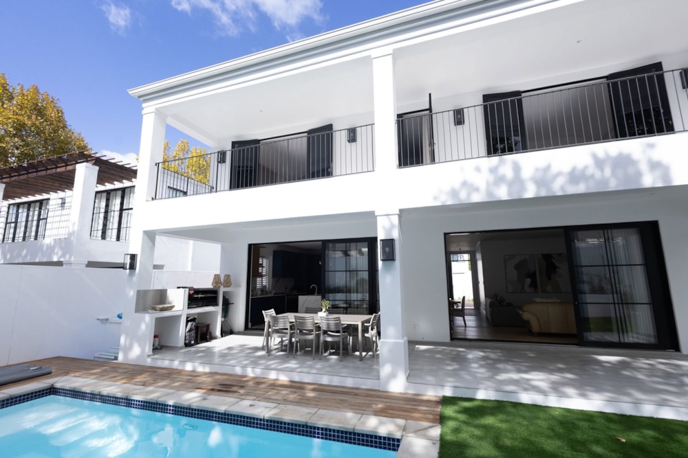 Double-storey house to rent in Constantia, Cape Town - RBL1737060