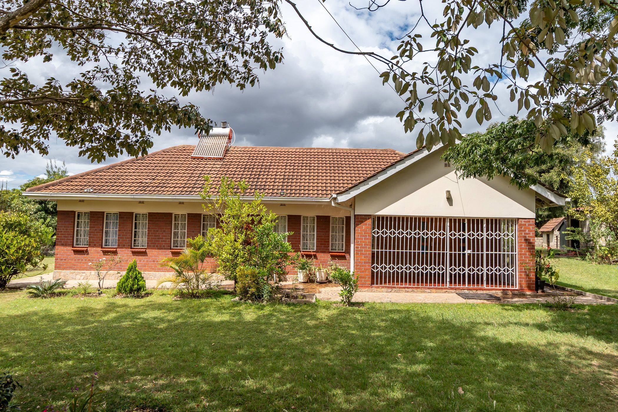 House for sale in Waterfalls, Zimbabwe - 3ZB1737108