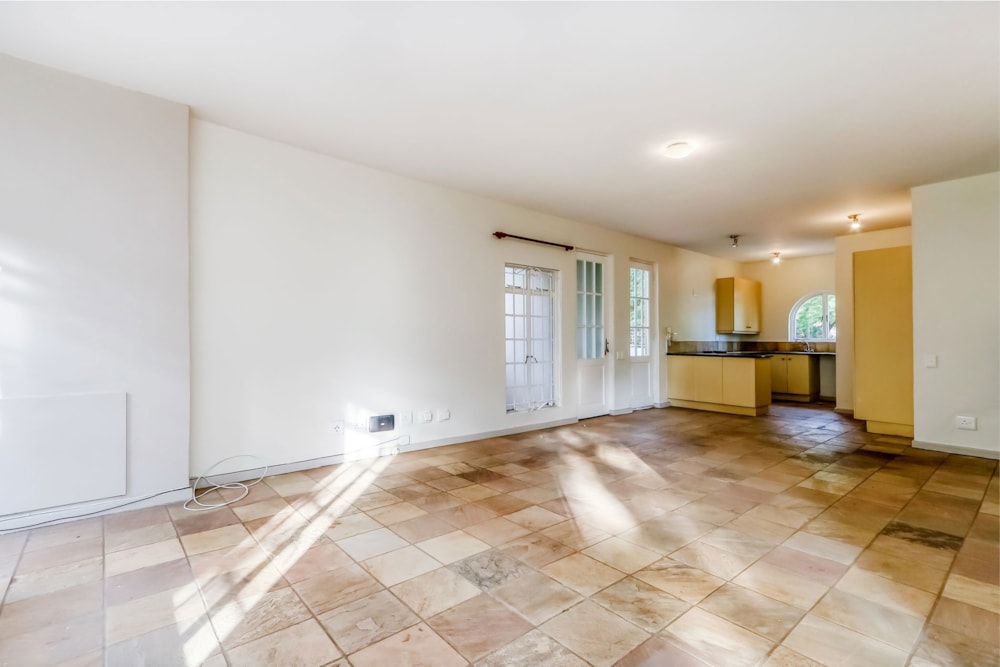 Apartment to rent in Oaklands, Johannesburg - JBL1738319