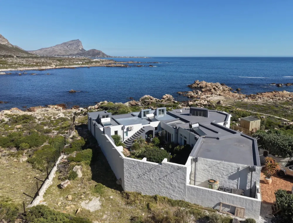 Beachfront villa for sale in Rooi Els - KN1734736 Beachfront villa for sale in Rooi Els - KN1734736