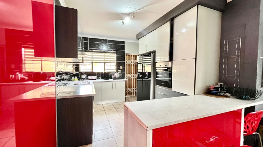 Security estate home for sale in Bendor - 1PS1737804