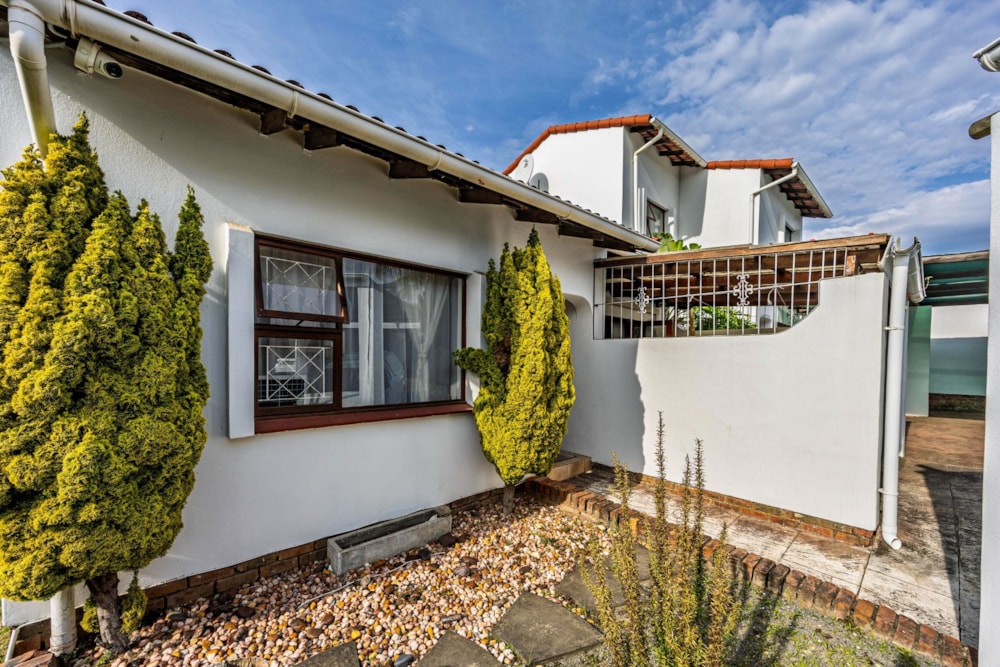 Townhouse for sale in Beacon Bay - 1EZ1738009